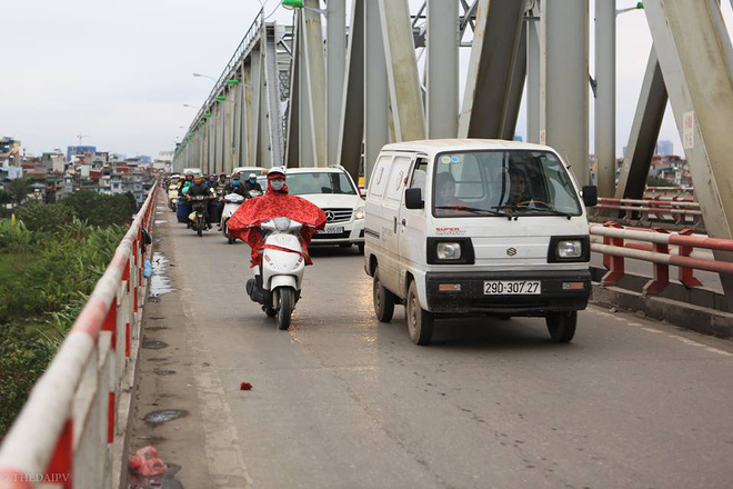 Chùm ảnh: Người dân Hà Nội khoác cả chăn bông, mặc áo mưa xuống phố để tránh rét